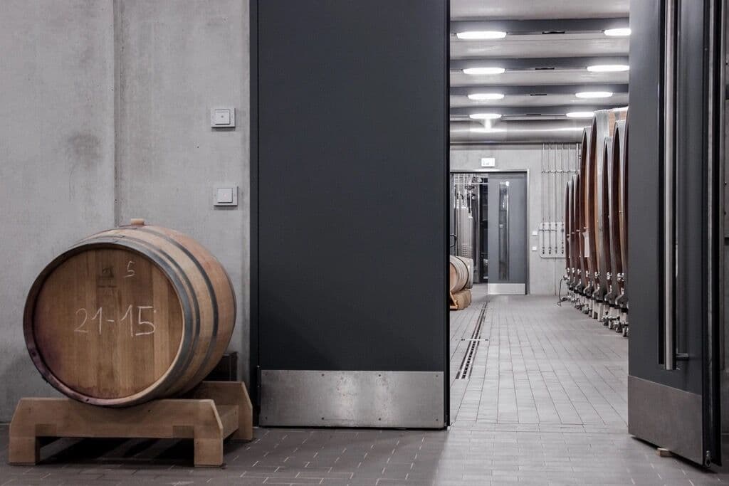 Bodega con barricas de vino